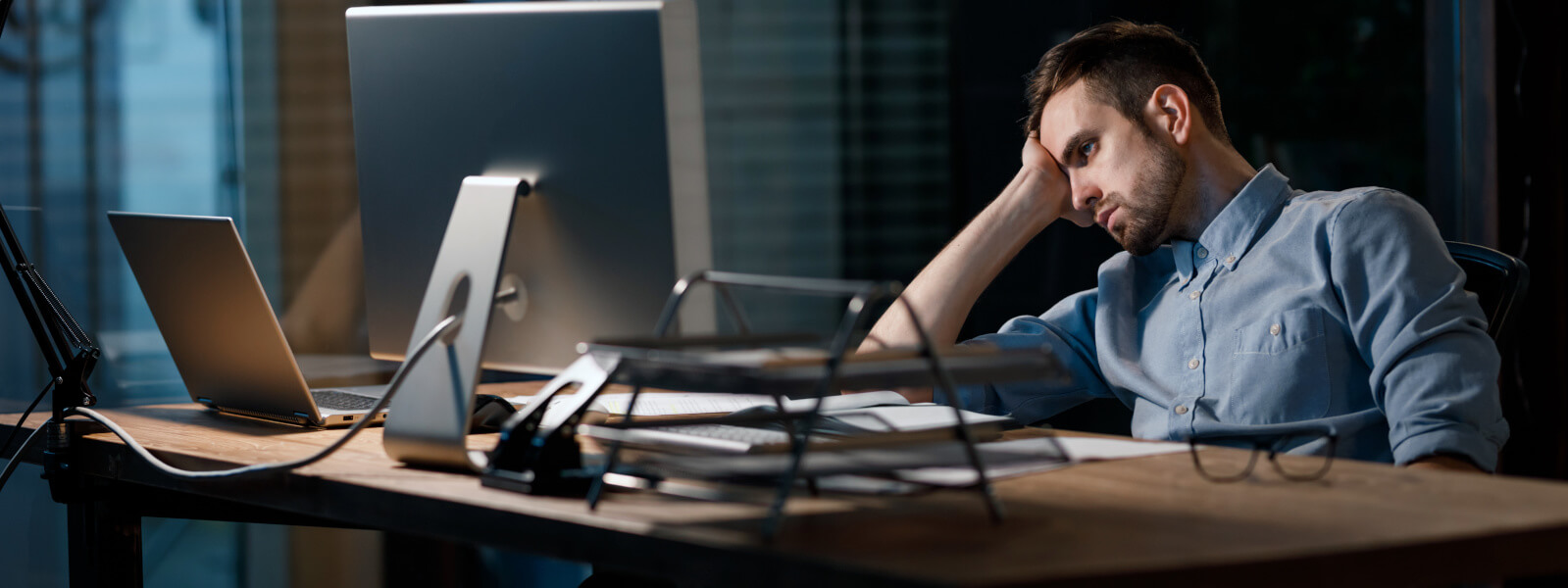 office worker clutching head five way workplaces help employees manage stress
